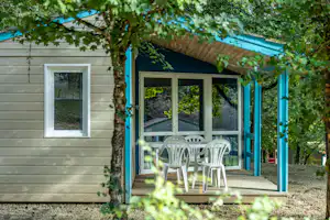 253745 - Mobilheim mit Terrasse auf dem Campingplatz