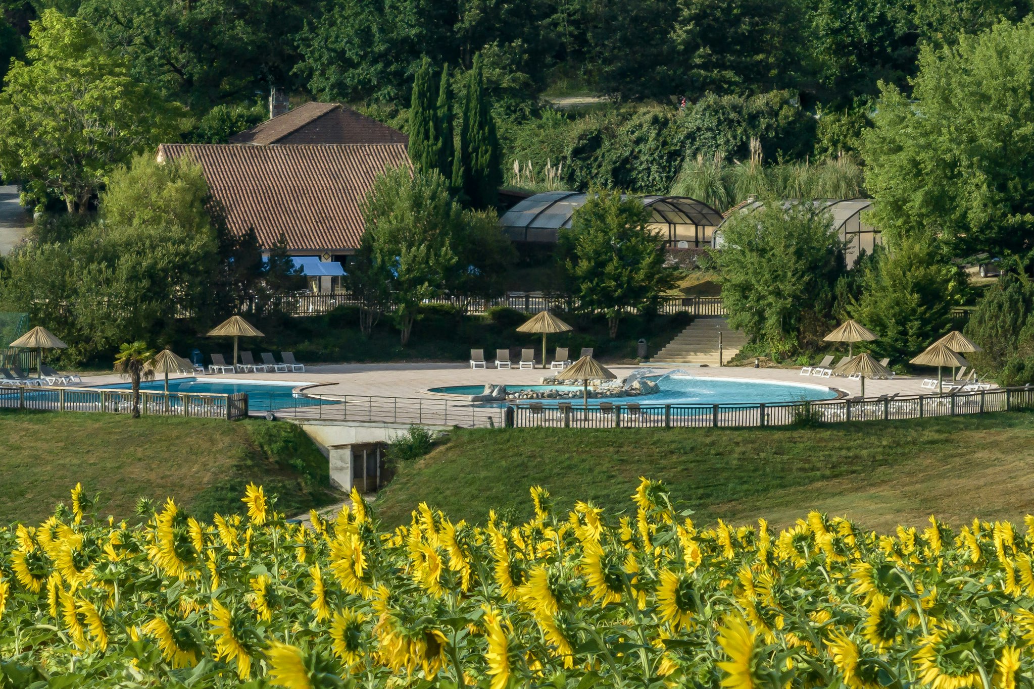 La Forêt Enchantée  253745  - Pool im Freien mit Liegestühlen und Sonnenschirmen