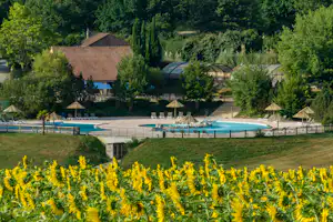 La Forêt Enchantée 253745 - Pool im Freien mit Liegestühlen und Sonnenschirmen