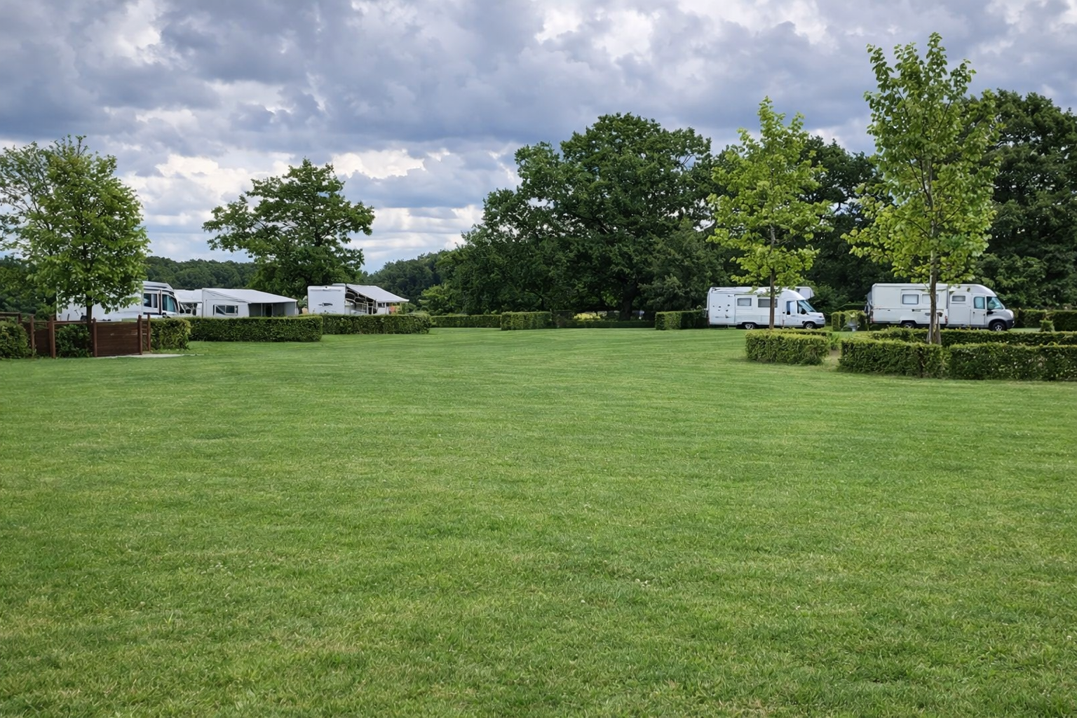 Camping Heuvelland Oaze  50+ boerderijcamping Heuvelland Oaze - Blick auf die Standplätze auf der Wiese