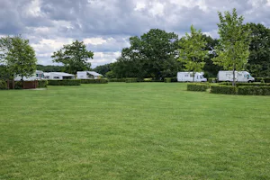 Camping Heuvelland Oaze 50+ boerderijcamping Heuvelland Oaze - Blick auf die Standplätze auf der Wiese