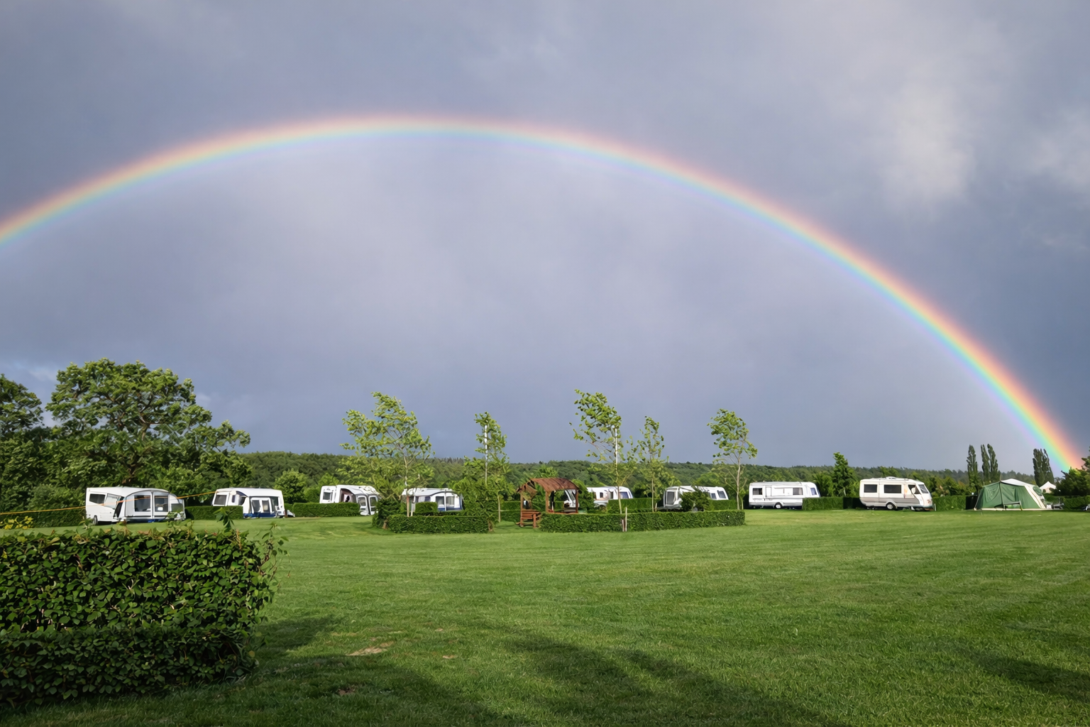Camping Heuvelland Oaze  50+ boerderijcamping Heuvelland Oaze - Regenbogen über die Standplätze auf der Wiese