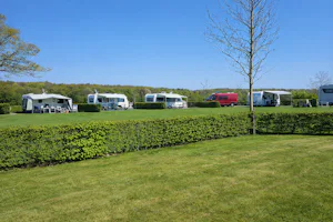 Camping Heuvelland Oaze 50+ boerderijcamping Heuvelland Oaze - Standplätze im Grünen auf dem Campingplatz