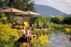 50plus Campingpark Fisching - Baden im Naturteich auf dem Campingplatz