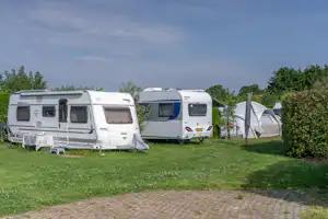 7Huizen aan Zee - Standplatzwiese auf dem Campingplatz