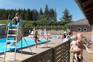A35 Sindal Camping - Swimmingpool mit Rutsche und Sitz- und Liegemöglichkeiten