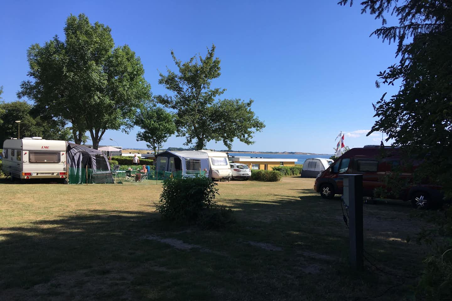 Aa Strand Camping -  schattiger Wohnmobilstellplatz am Meer auf dem Campingplatz 