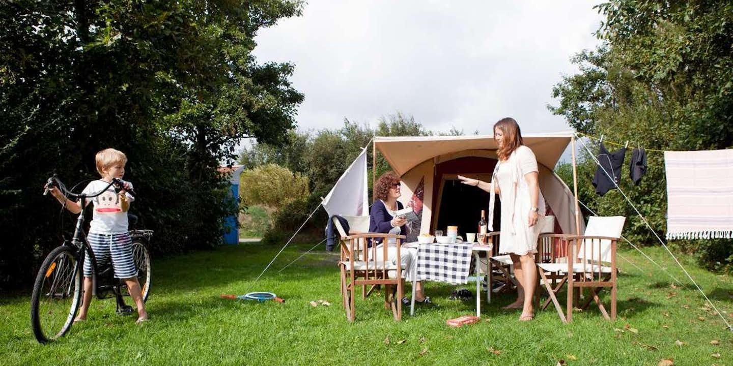 Aan Noordzee - Zeltplatz im Grünen auf dem Familien die Sonne genießen 