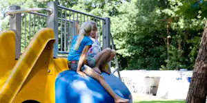 Kinder spielen auf dem Spielplatz des Campingplatzes Aan Veluwe in Oosterbeek