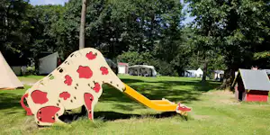 Zeltplatz im Schatten unter den Bäumen mit Spielplatz auf dem Campingplatz Aan Veluwe in Oosterbeek