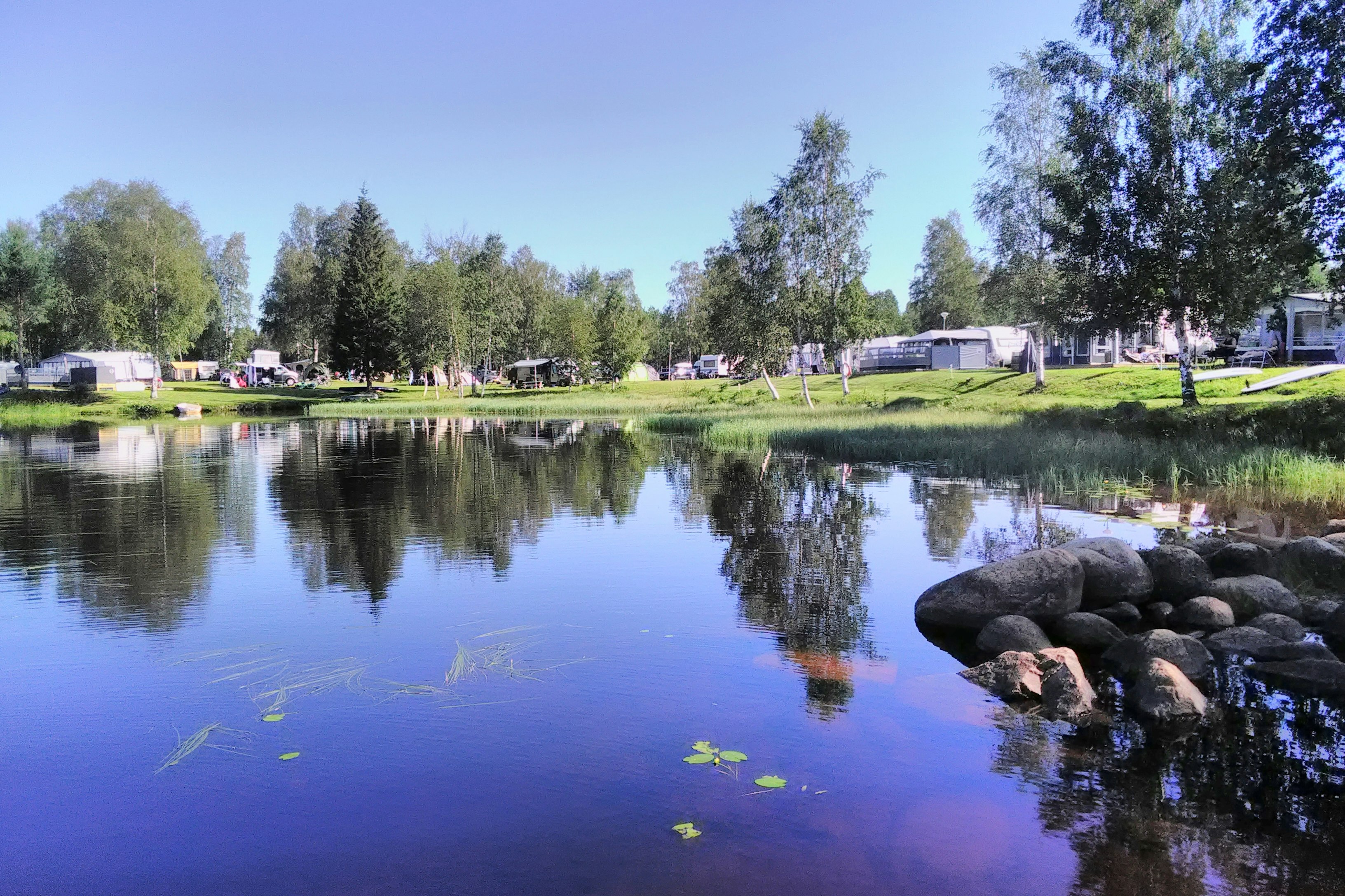 Värmlands Sjö och Fjäll Camping  Abbas Camping - Blick auf die Standplätze direkt am See