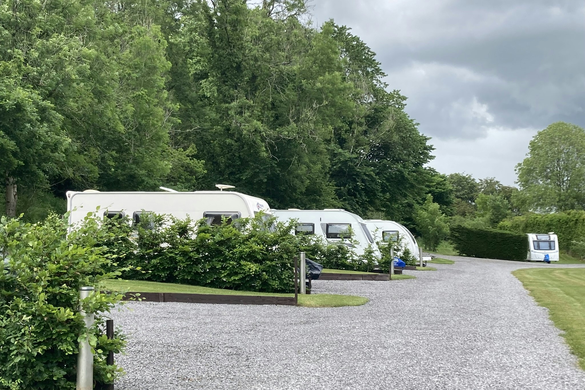 Abermarlais Caravan Park - Wohnmobil- und Wohnwagenstandplätze auf der Wiese