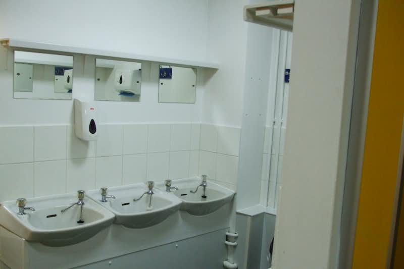 Abermarlais Caravan Park -  Sanitärgebäude mit Waschbecken, Spiegel, und Duschen