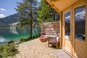 Achensee Camping Schwarzenau - Außenbereich mit Blick auf den Achensee