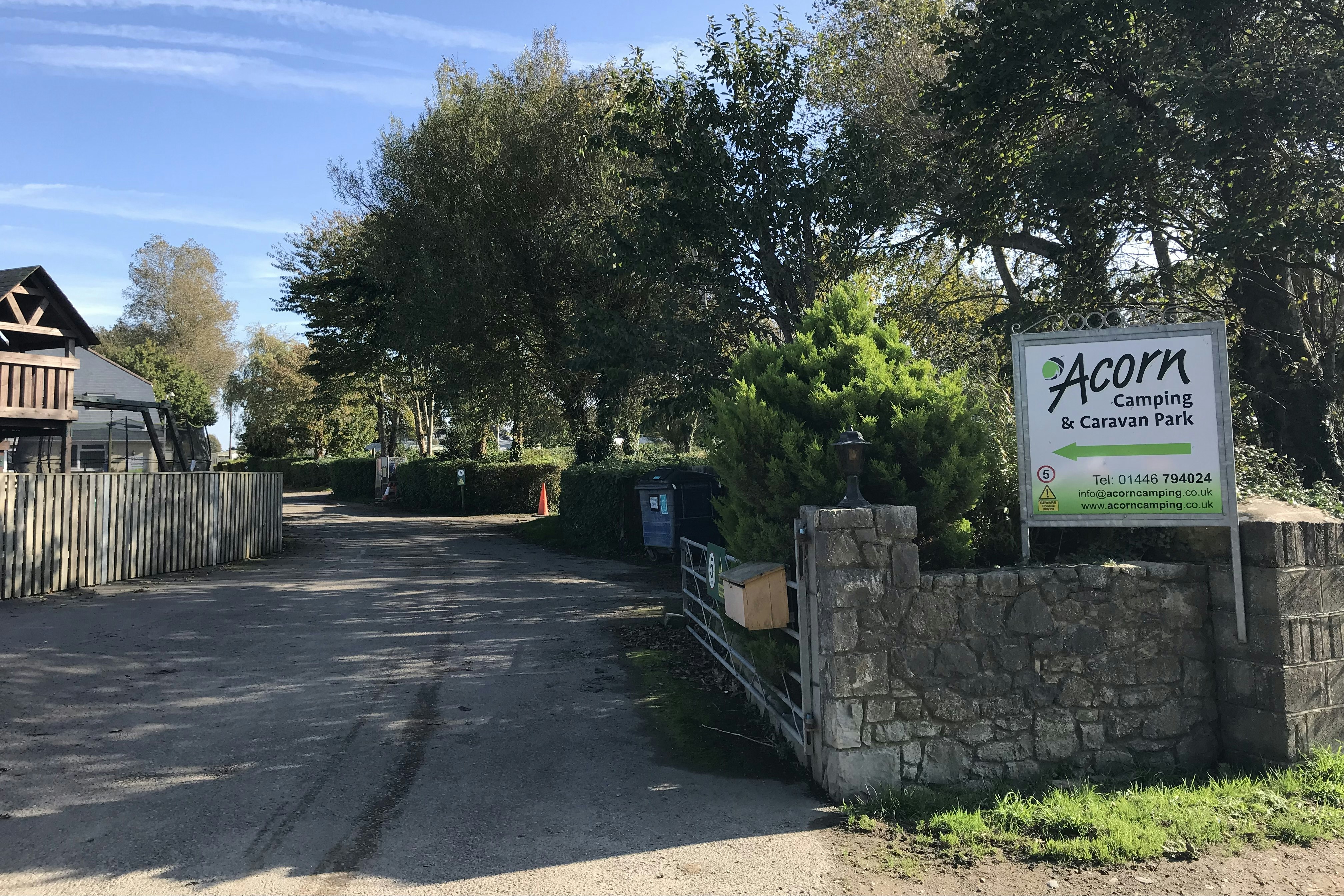 Acorn Camping and Caravan Site - Einfahrt zum Campingplatz mit vielen Bäumen