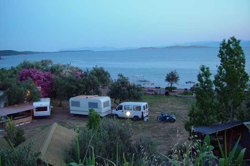 Ada Camping  -  Stellplatz vom Campingplatz auf grüner Wiese mit Blick auf das Mittelmeer