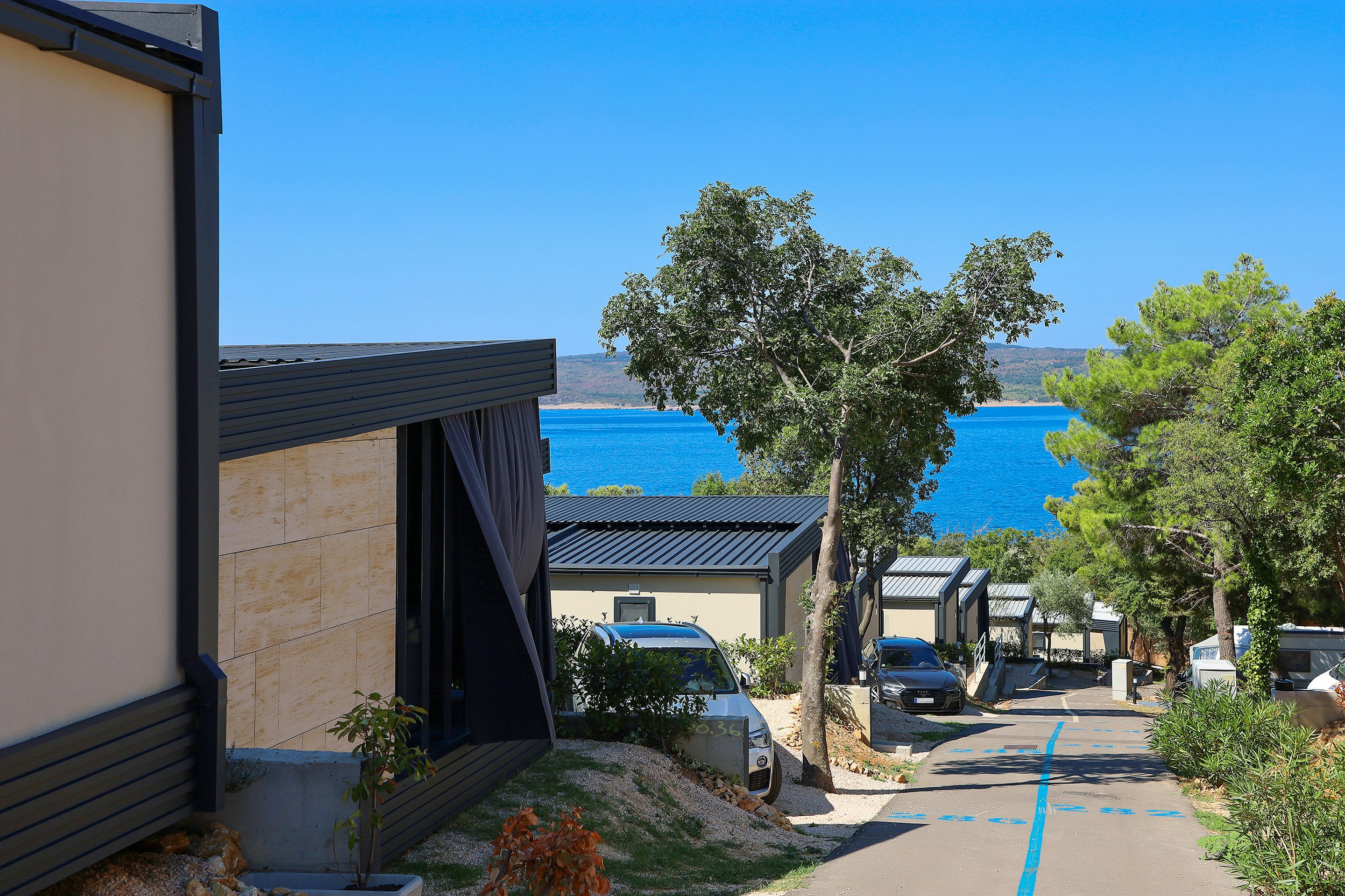 Adrialux Holiday @ Camping Selce - Blick auf die Mobilheime auf dem Campingplatz mit Meer im Hintergrund