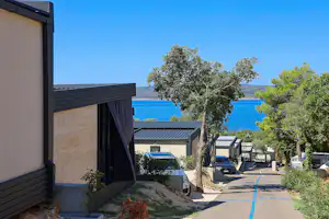 Adrialux Holiday @ Camping Selce - Blick auf die Mobilheime auf dem Campingplatz mit Meer im Hintergrund