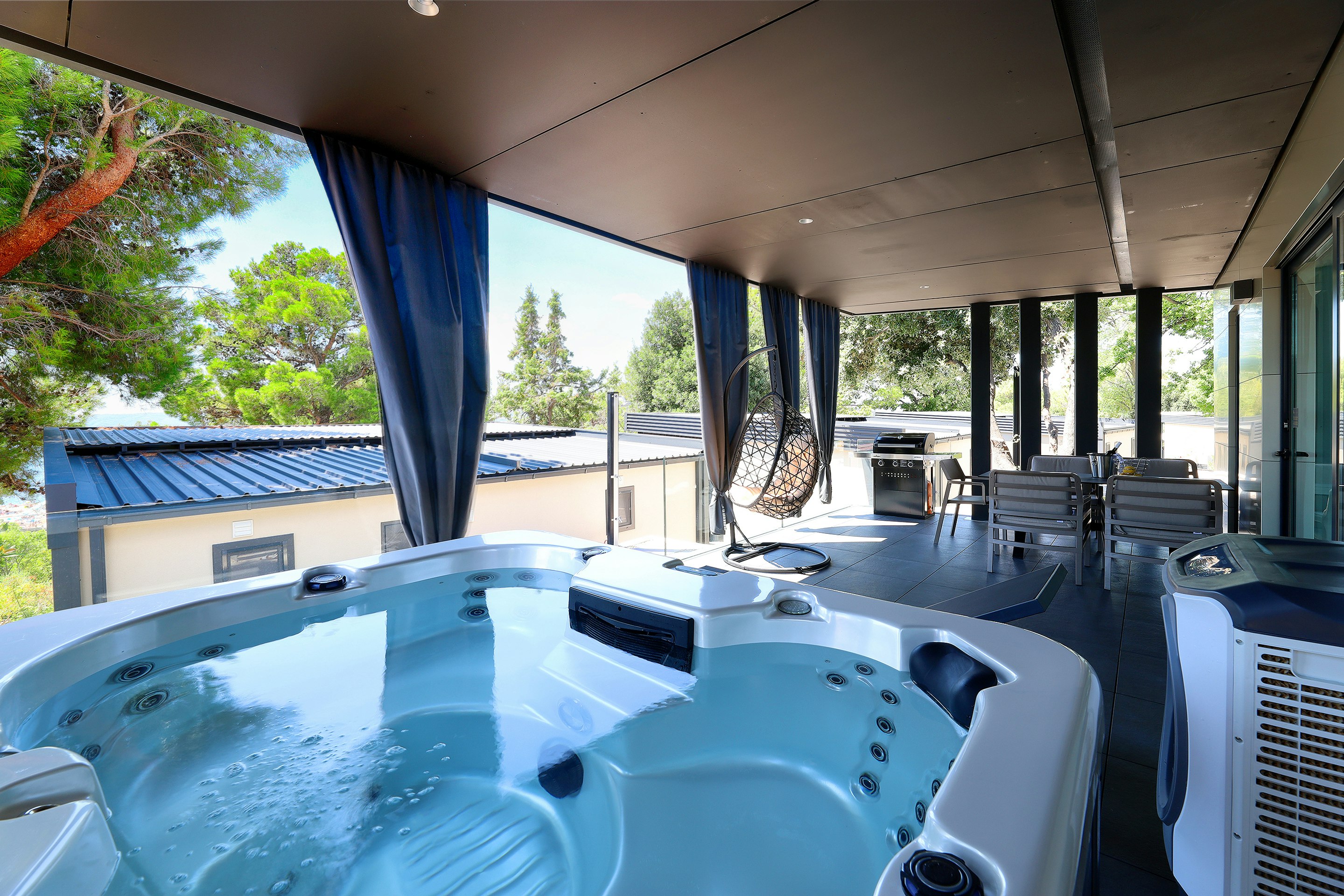 Adrialux Holiday @ Camping Selce - Blick auf die Terrasse eines Mobilheims mit privatem Whirlpool