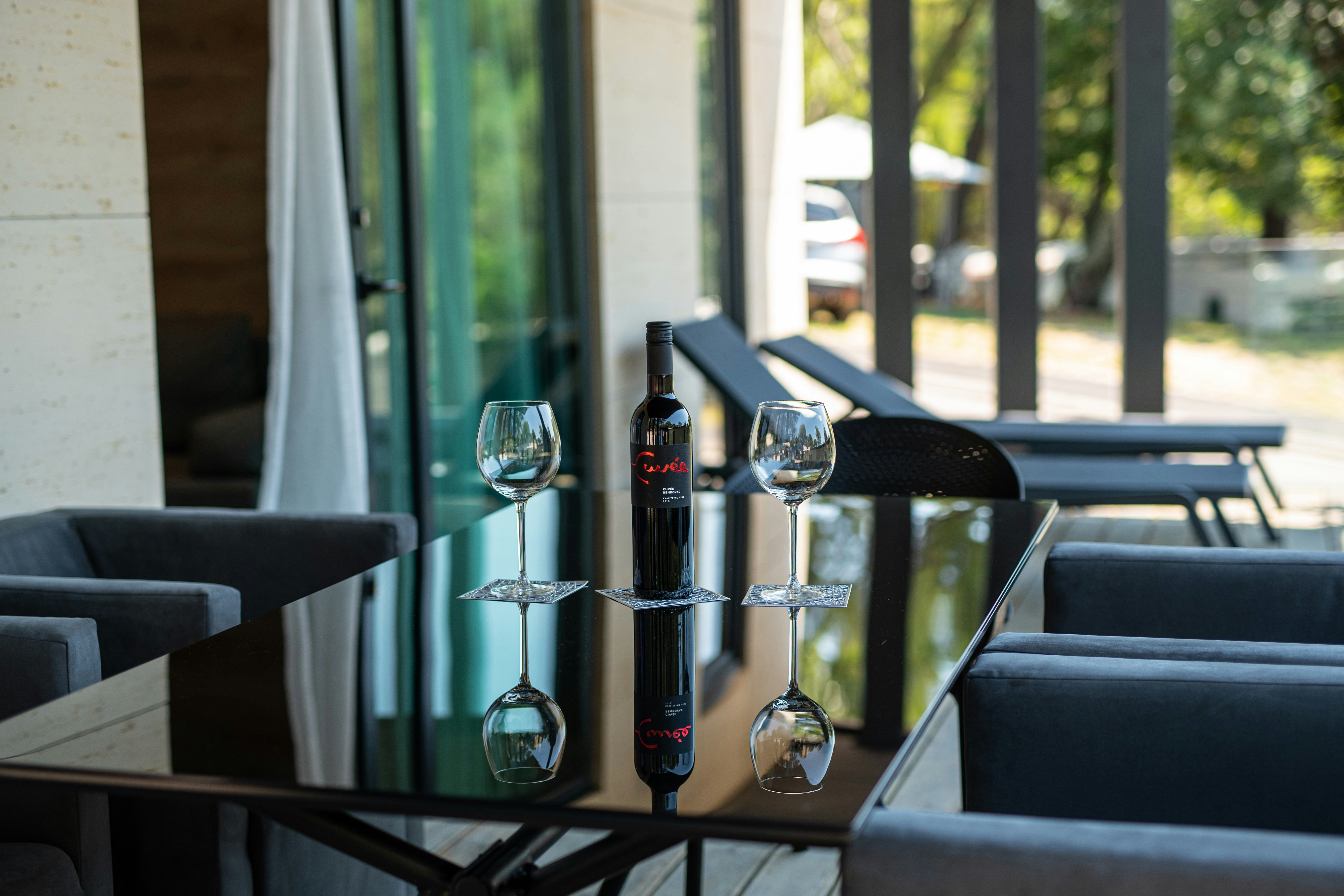 Adrialux Holiday @ Camping Selce - Terrasse eines Mobilheims mit Esstisch und Liegestühlen