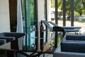 Adrialux Holiday @ Camping Selce - Terrasse eines Mobilheims mit Esstisch und Liegestühlen