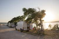 Adriasol Camping -  Wohnwagenstellplatz mit Hängematte am Wasser