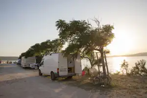 Adriasol Camping - Wohnwagenstellplatz mit Hängematte am Wasser
