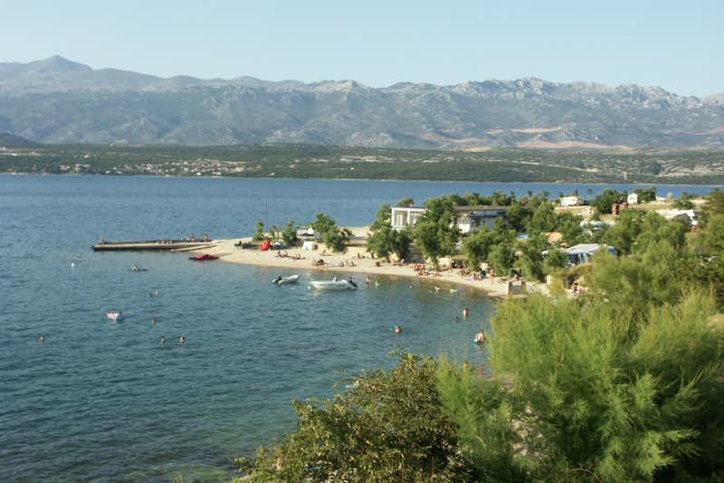Adriasol Camping - Überblick Campingplatz am Strand der Adria mit Blick auf Berge