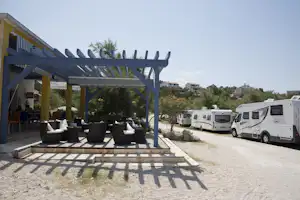 Adriasol Camping - Wohnwagenstellplatz und Terasse mit Sitzbereich