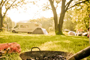 Adventure Camp Schnitzmühle - Grillstelle auf dem Campingplatz