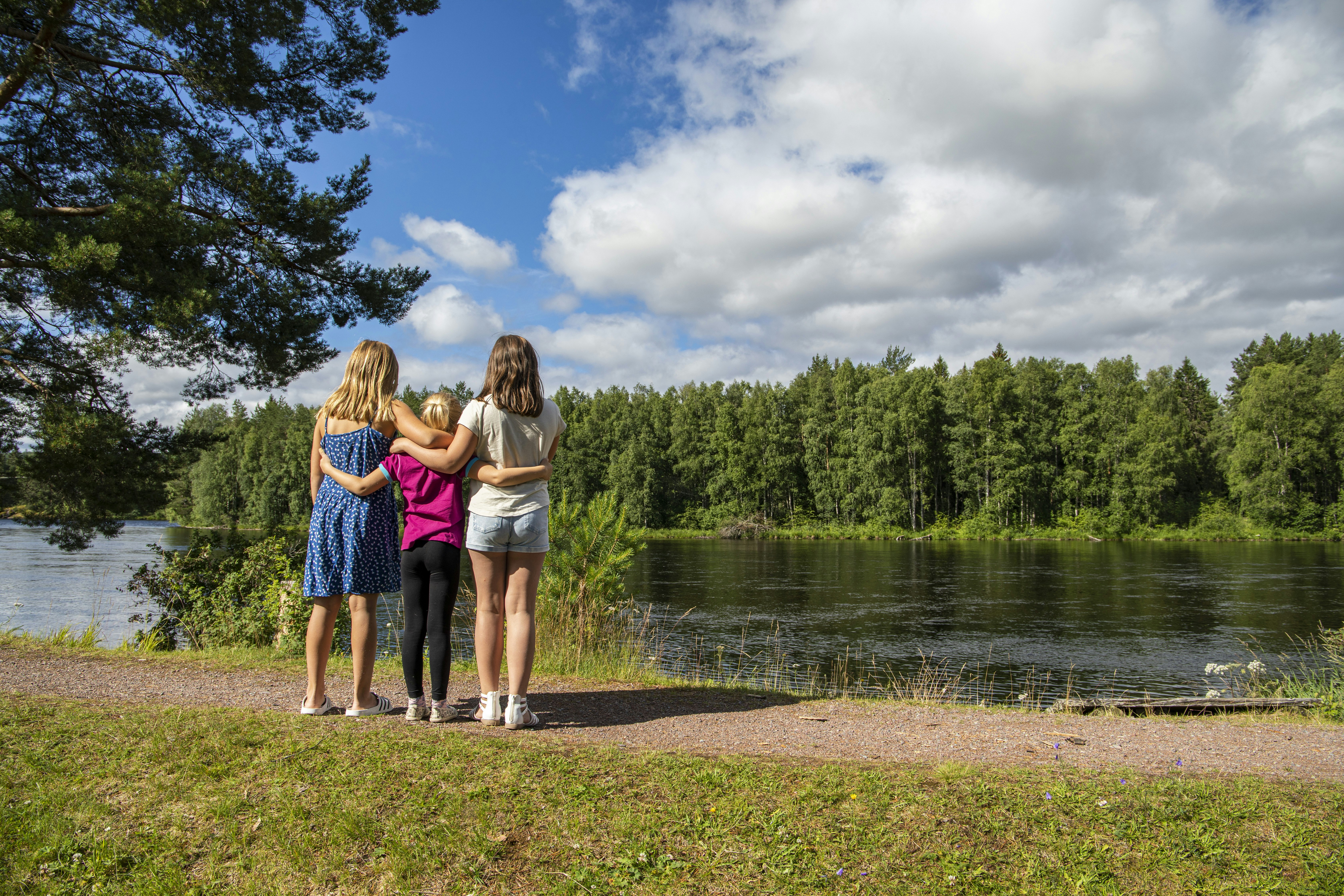 Älvdalens Camping - Blick auf das Wasser vom Campingplatz aus
