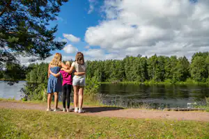 Älvdalens Camping - Blick auf das Wasser vom Campingplatz aus