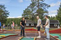 Älvdalens Camping - Gäste spielen Minigolf auf dem Campingplatz