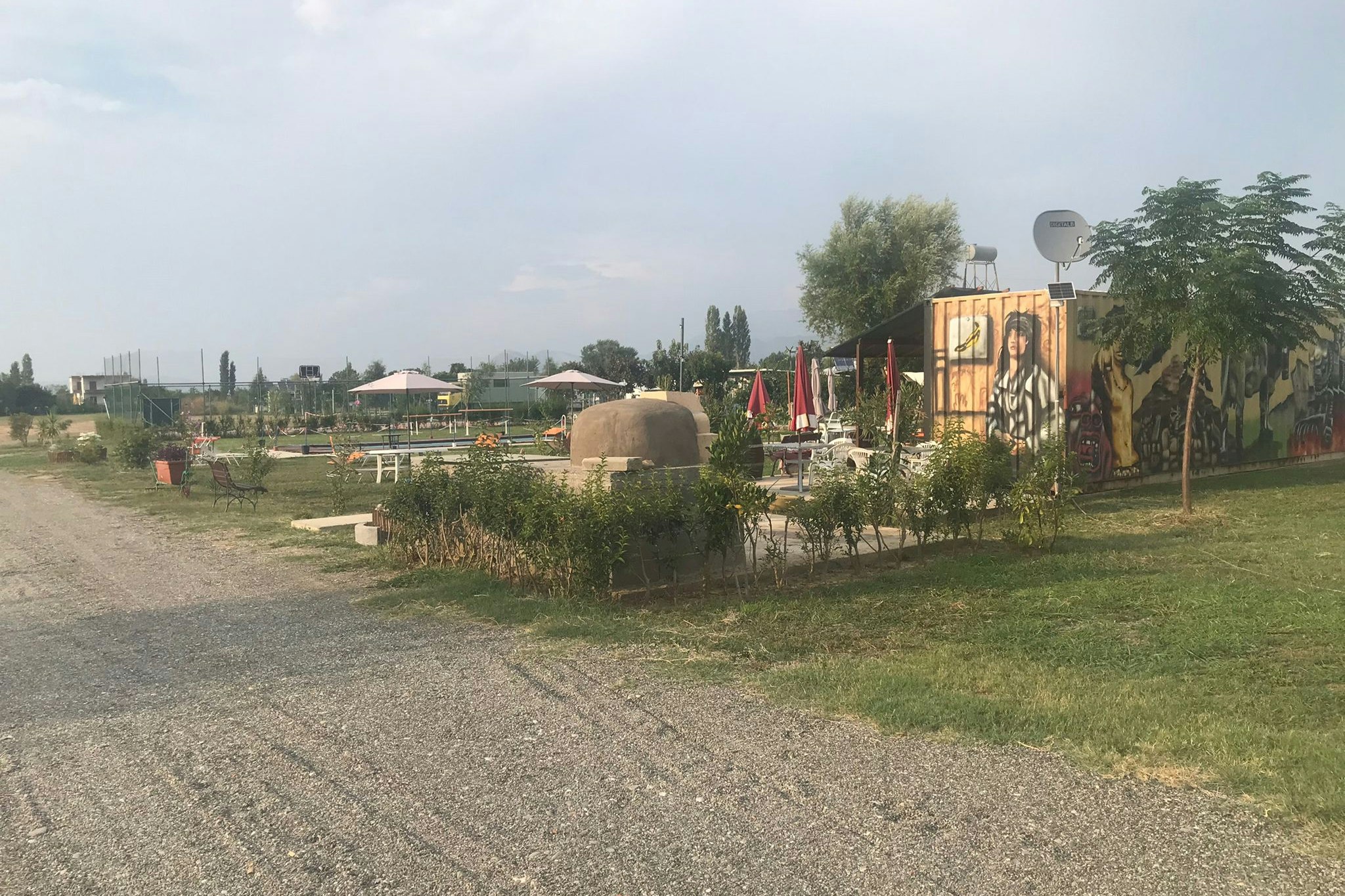 Agri Camping Italiano Eucalyptus - Blick auf die Snackbar mit Terrasse auf dem Campingplatz