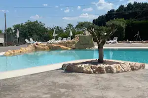 Agri-Camping Le Nosare - Pool im Freien mit Liegestühlen und Sonnenschirmen