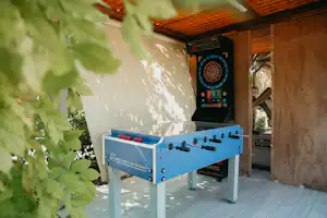 Agri-Camping Le Nosare - Aufenthaltsraum mit Tischfußball und Dartscheibe