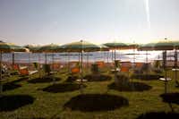 Agri Camping Mare Nostrum - Badestrand mit Liegestühlen und Sonnenschirmen
