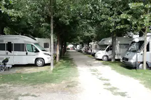 Agri Camping Mare Nostrum - Wohnmobil- und Wohnwagenstellplätze im Schatten der Bäume