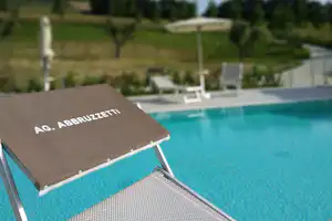 Agricampeggio Abbruzzetti - Liegeplatz am Schwimmbad auf dem Campingplatz