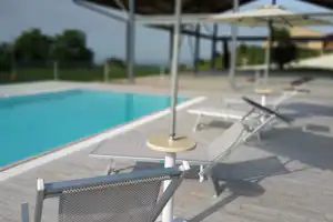 Agricampeggio Abbruzzetti - Poolbereich mit Liegestühlen auf dem Campingplatz