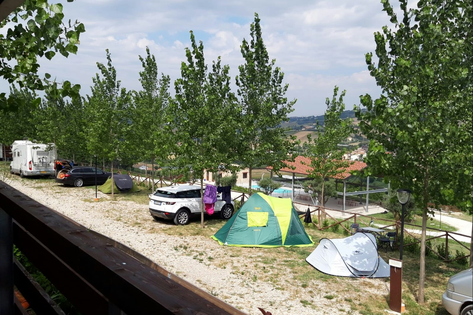 Agricampeggio Abbruzzetti - Zeltplatz zwischen den Bäumen auf dem Campingplatz