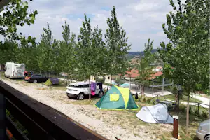 Agricampeggio Abbruzzetti - Zeltplatz zwischen den Bäumen auf dem Campingplatz