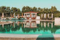 Agricampeggio Brezza tra gli Ulivi - Blick auf den Pool mit Liegestühlen und Sonnenschirmen