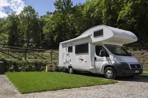 Agricampeggio La Valle - Wohnwagen auf dem Wohnwagen- und Zeltstellplatz vom Campingplatz