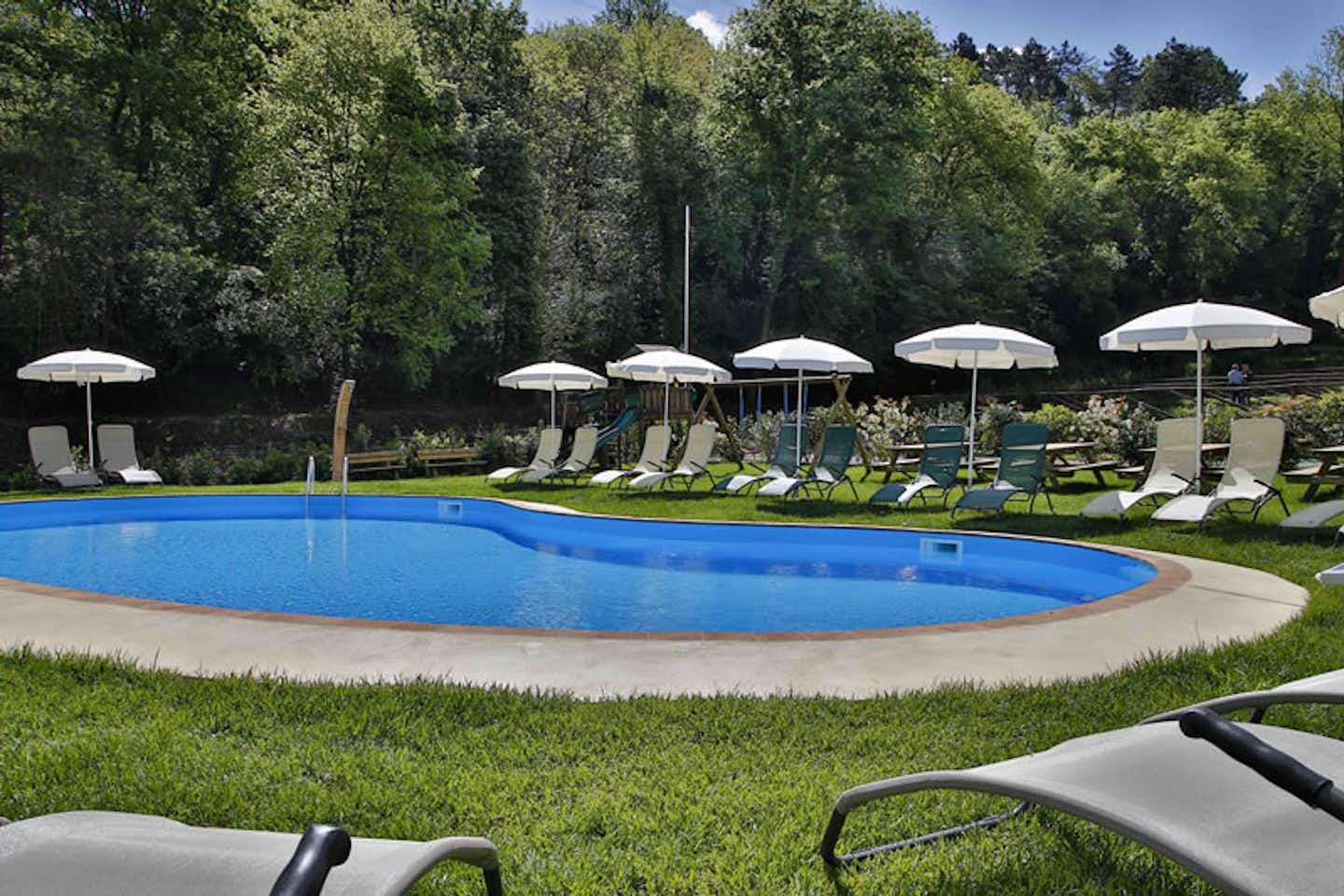 Agricampeggio La Valle  -  Pool vom Campingplatz mit Sonnenschirmen und Liegestühlen