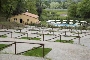 Agricampeggio La Valle - Stellplätze vom Campingplatz mit Blick auf den Pool