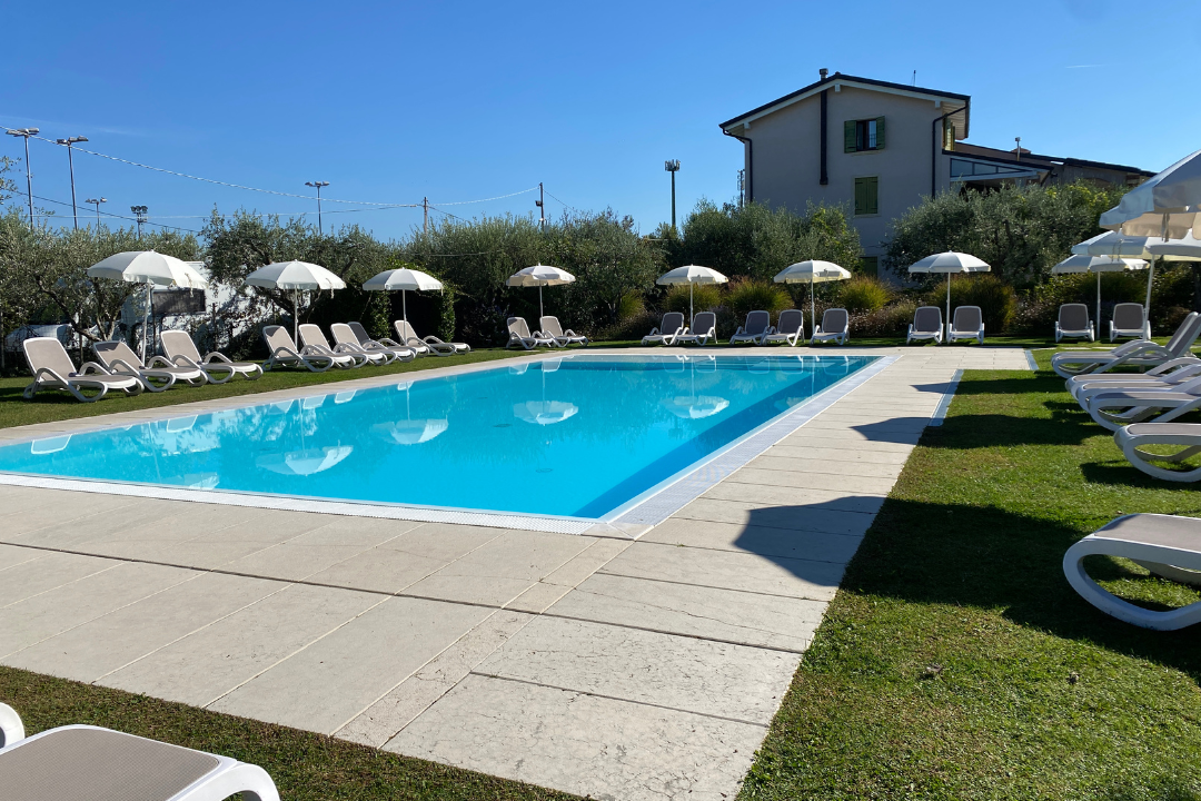 Agricampeggio Oasi del Garda  - Pool im Freien mit Liegestühlen und Sonnenschirmen
