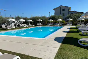 Agricampeggio Oasi del Garda - Pool im Freien mit Liegestühlen und Sonnenschirmen