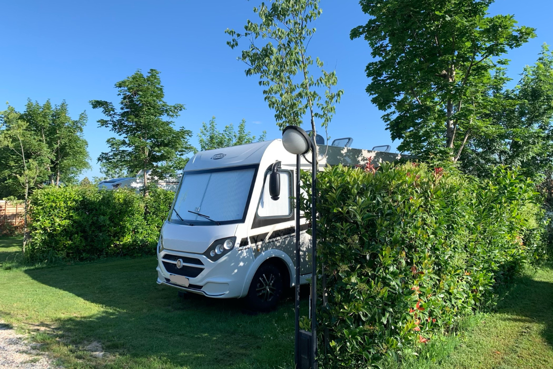 Agricampeggio Oasi del Garda - Standplätze im Grünen auf dem Campingplatz