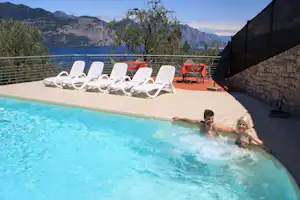 Agricampeggio Paradiso - Camper im Pool vom Campingplatz mit Liegestühlen in der Sonne